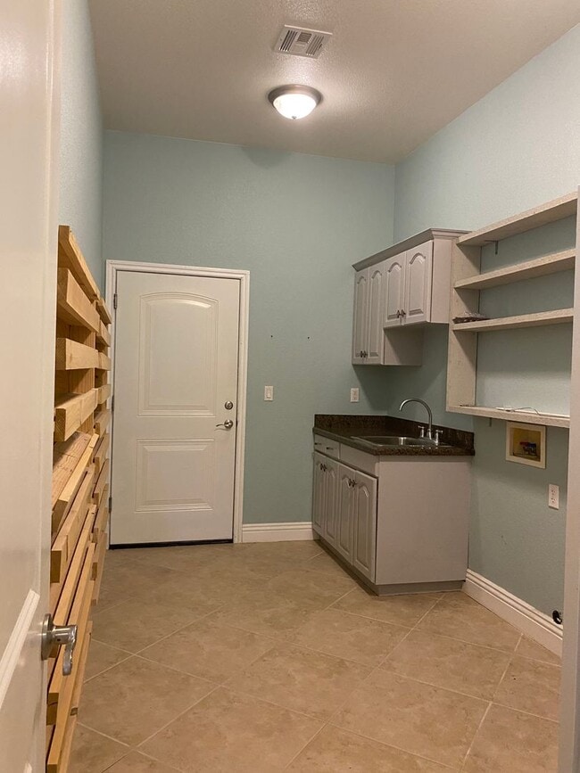 Building Photo - CALVADA VALLEY U.1 - Oakleaf Avenue