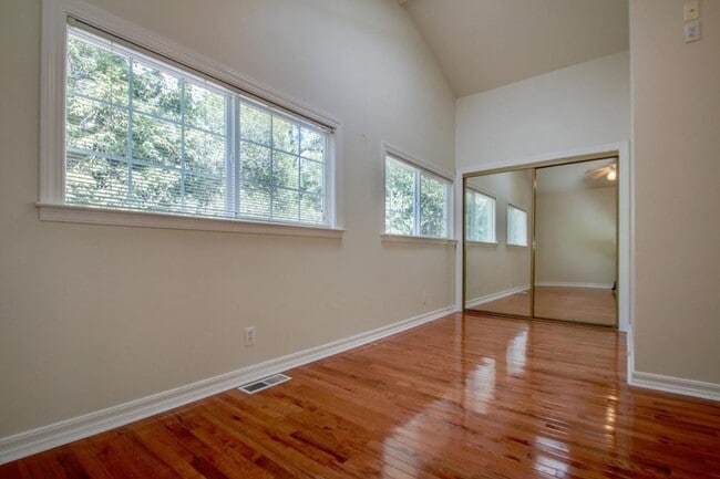 Building Photo - Mountain Living / Easy Commute Location