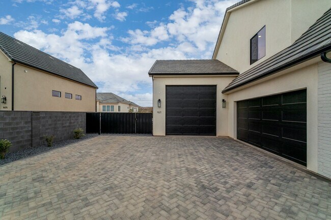 Building Photo - Gorgeous 5 bed | 3.5 bath |  Custom Home with RV Garage in Tonaquint!