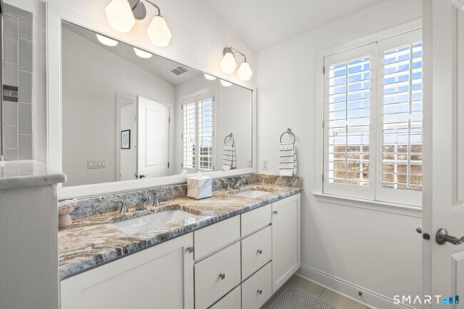 Building Photo - 35 Moorland Dr