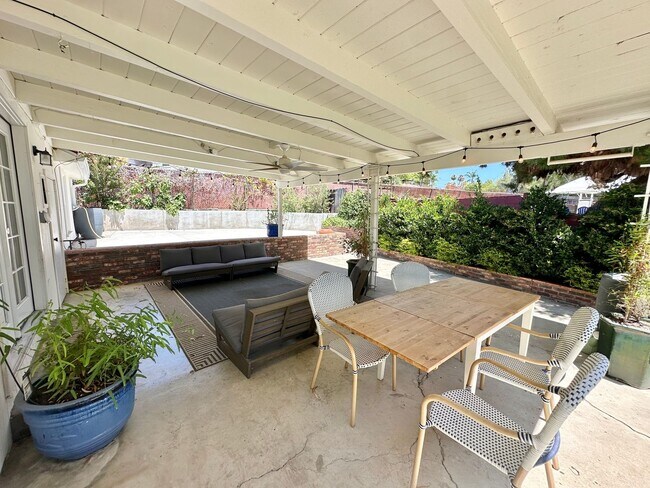 Building Photo - Bright & Modern Two-Story Home with Stunni...