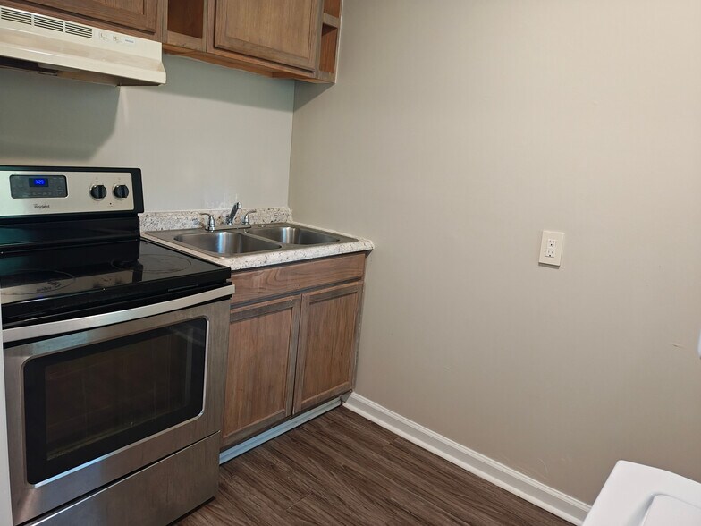 Building Photo - Room in Apartment on Overland Heights