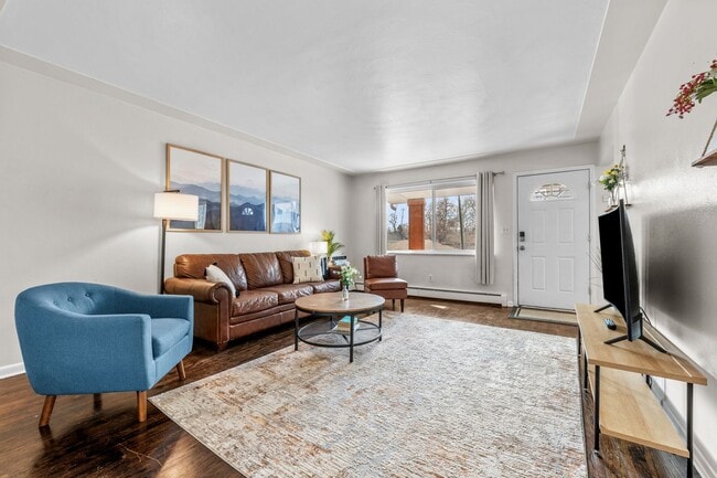 Building Photo - Gorgeous Furnished Two Bedroom in Sloans L...