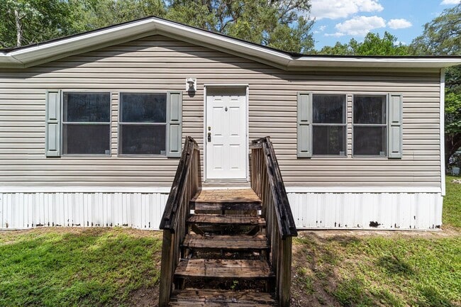 Building Photo - Spacious 3BR/2BA Home  Available Now!