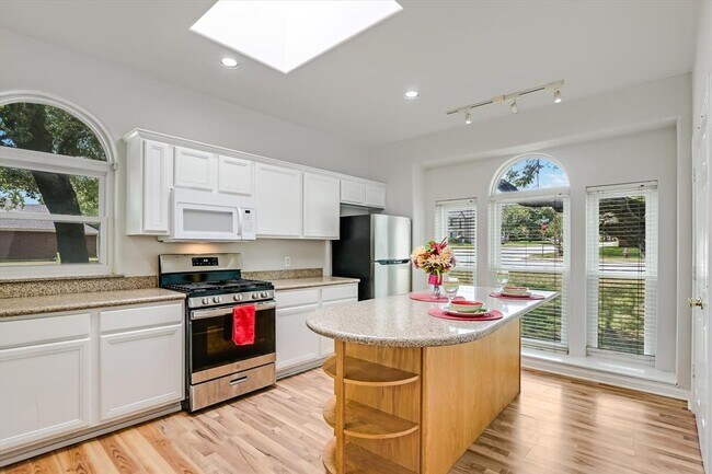 Building Photo - 2101 Chaparral Dr