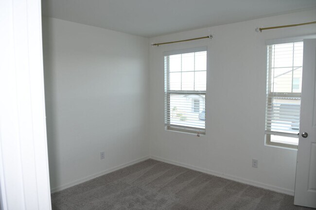 Building Photo - One Year Old 5 Br+Loft 3 Ba 2 Car Garage Home Near Loop 202 and Elliot in Phoenix