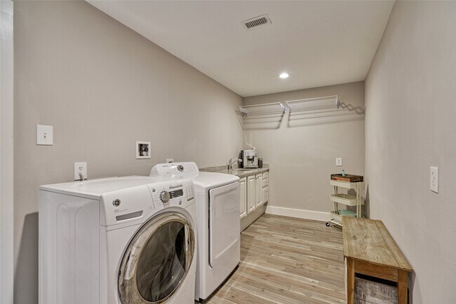 Building Photo - 38 E Gaslight Pl