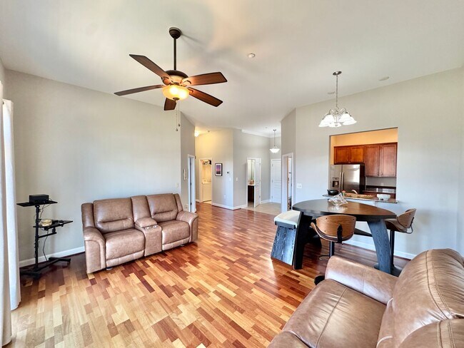 Building Photo - NEWPORT NEWS - STUNNING APARTMENT IN  THE ...