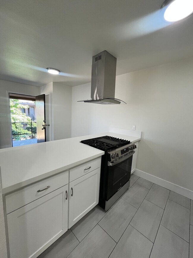 Building Photo - Brand new remodel unit! Must see
