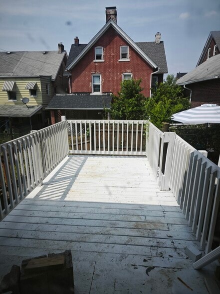Building Photo - 827 Laufer St