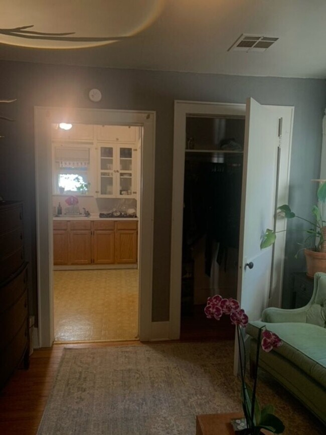 Building Photo - Cozy 1 bed 1 Bath Close to OU Campus