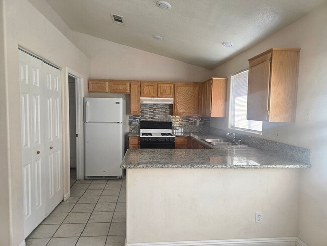 Building Photo - 3 bedroom home