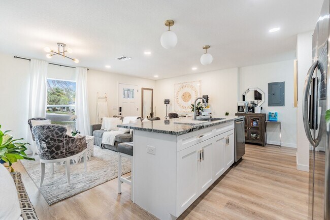 Building Photo - 1813 Chinaberry Dr