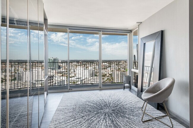 Building Photo - 700 E Ocean Blvd