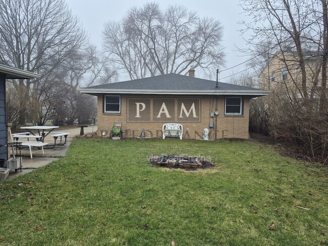 Building Photo - 1422 W Maplewood Ct