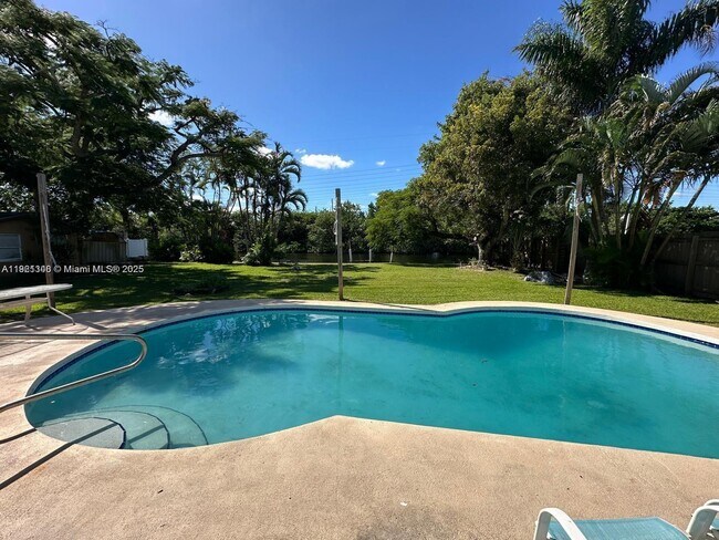 Building Photo - 4449 SW 35th Ave