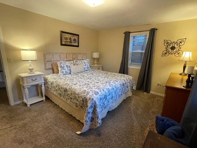 Building Photo - Hillside Cottage! Charming home with a view, 3-bd, 1-ba, fireplace, garage $300 Utility Fee