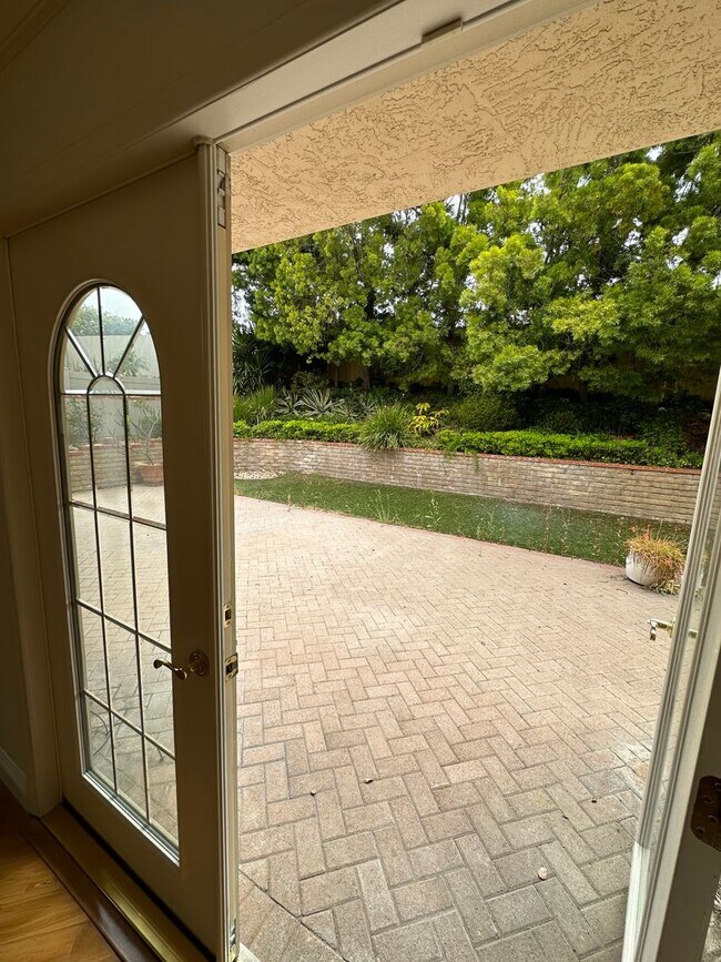 Building Photo - Luxury remodeled 4 bedroom, 3 bath in prime central location!