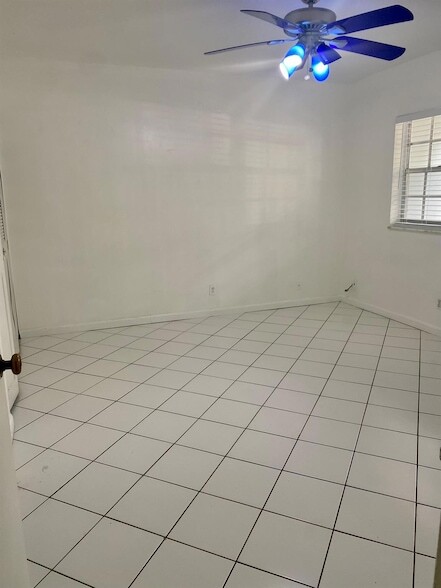 Building Photo - 1407 NE 56th St