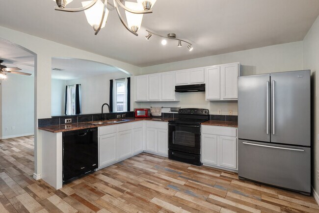 Building Photo - 111 Quail Hollow Dr