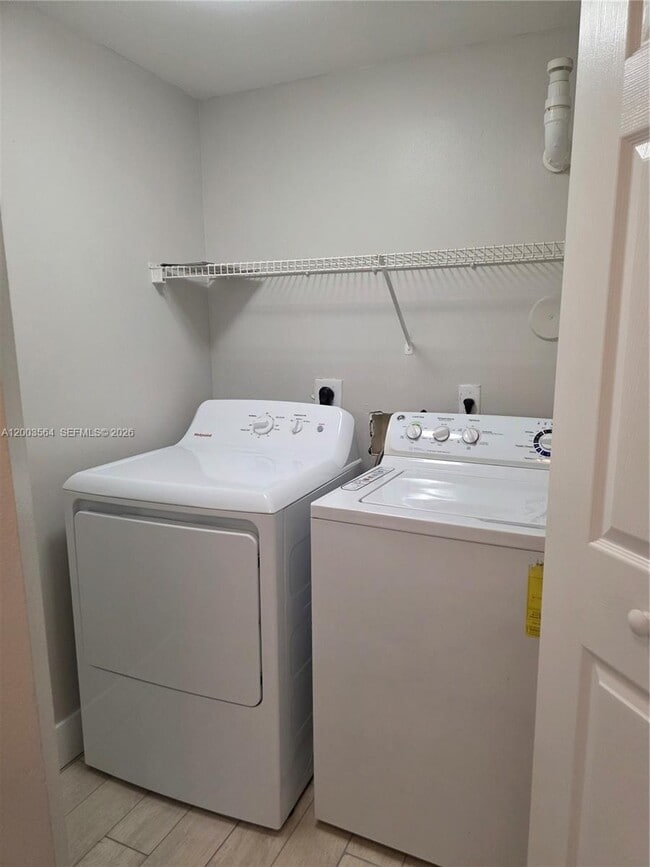 Building Photo - 2492 Centergate Dr