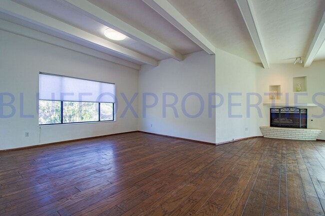 Building Photo - Stunning home off Sunrise and Swan!