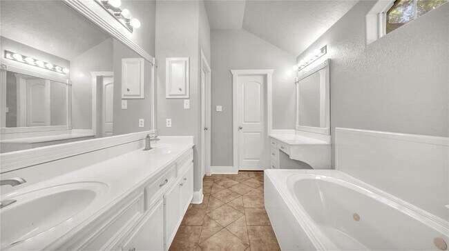 Building Photo - 3412 Glastonbury Dr