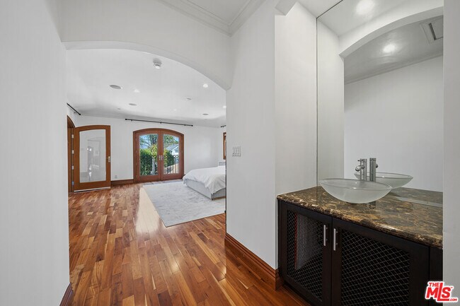 Building Photo - 9033 Cresta Dr