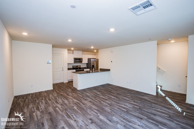Building Photo - Brand New 3Bdm 2.5Ba Townhome in Aliante!