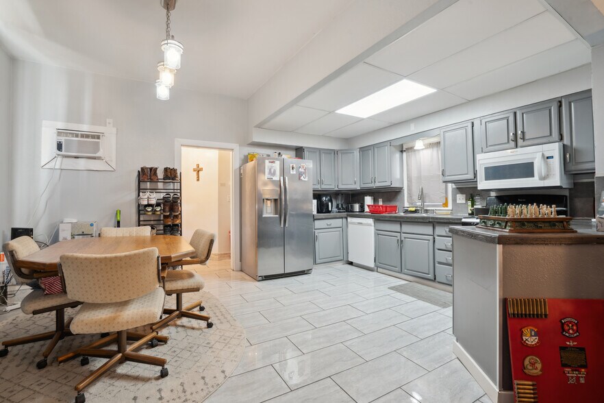 Primary Photo - 910 W 5th St