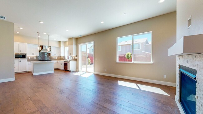 Building Photo - Bright and beautiful Home in Coffey Park! ...