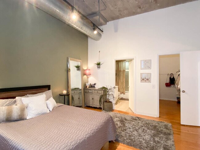 Building Photo - 17 N Loomis St