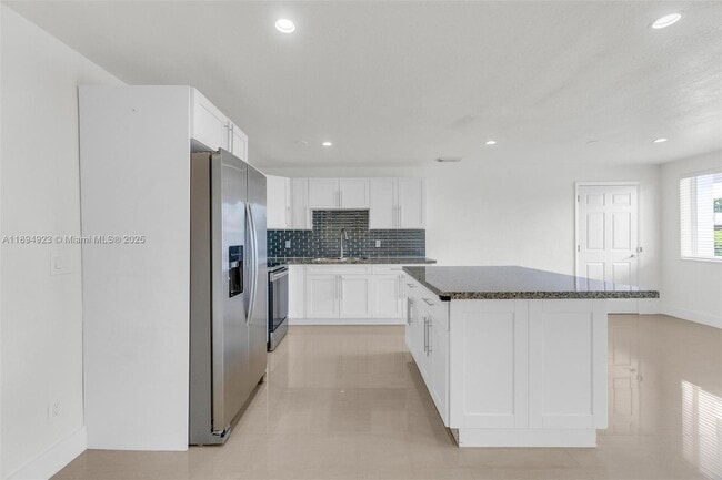 Building Photo - 5520 SW 91 Ave