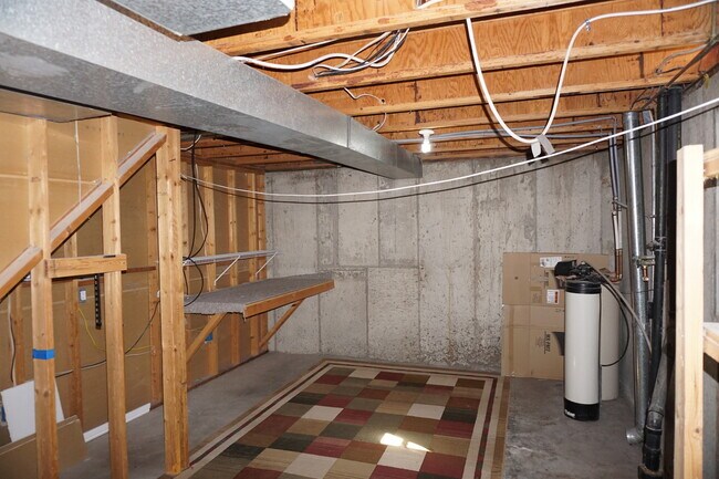 Building Photo - Quiet 5 Bedroom 3 Bath West Jordan Home