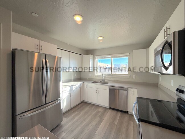 Building Photo - 2 bed, 1 bath Condo
