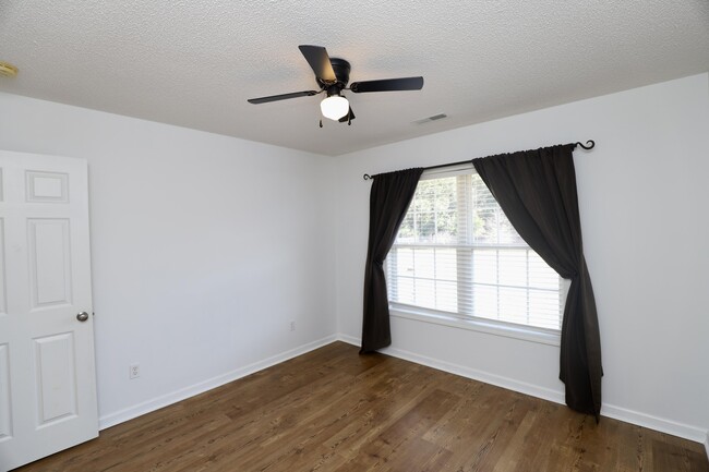 Building Photo - 3065 Temple Rd