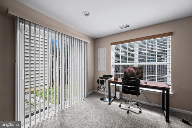 Building Photo - 735 Parev Way