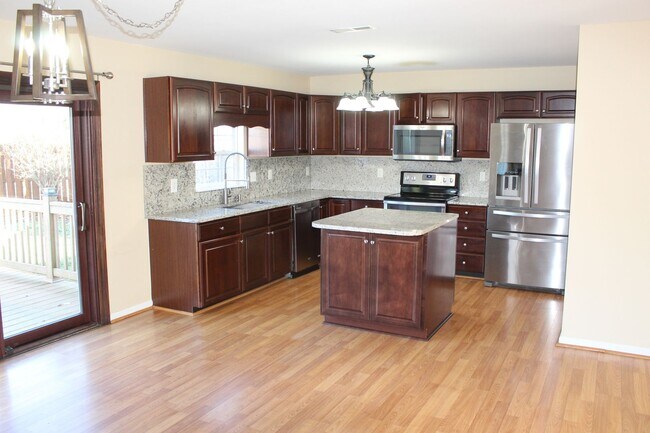 Building Photo - Beautiful 4 BR w/fenced yard in Brownsburg!