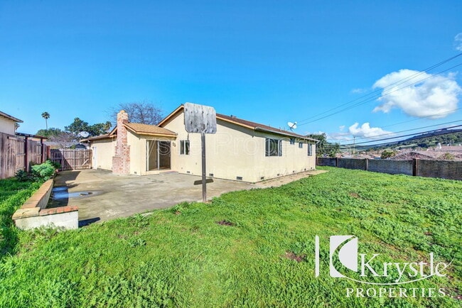 Building Photo - 121 Radcliffe Dr