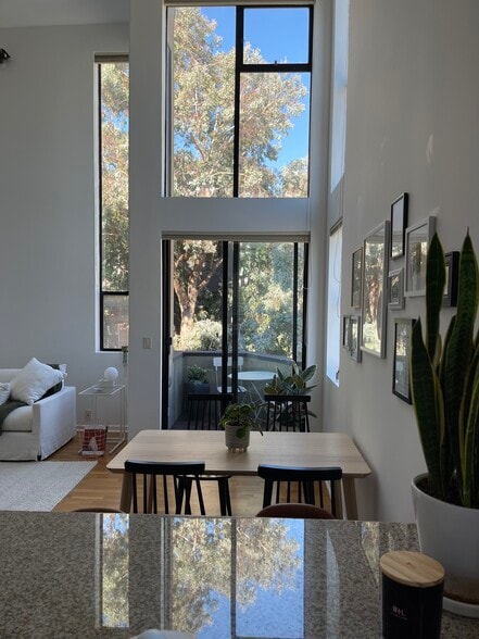 Building Photo - 469 Clementina St