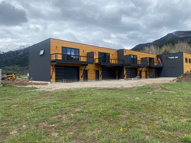 Building Photo - 334 Meadows Dr