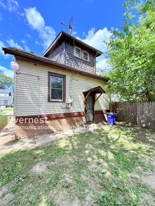 Building Photo - 3 Bed/1 Bath Home / Pet-Friendly / Available Now!