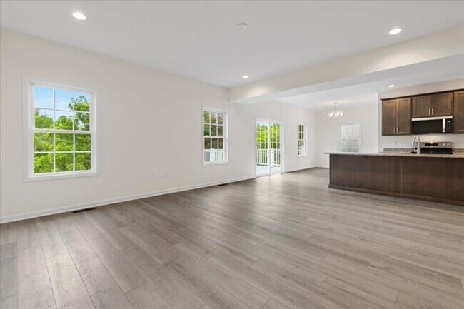 Building Photo - 5 BED 2.5 BATH HOME LOCATED IN BLACKSBURG