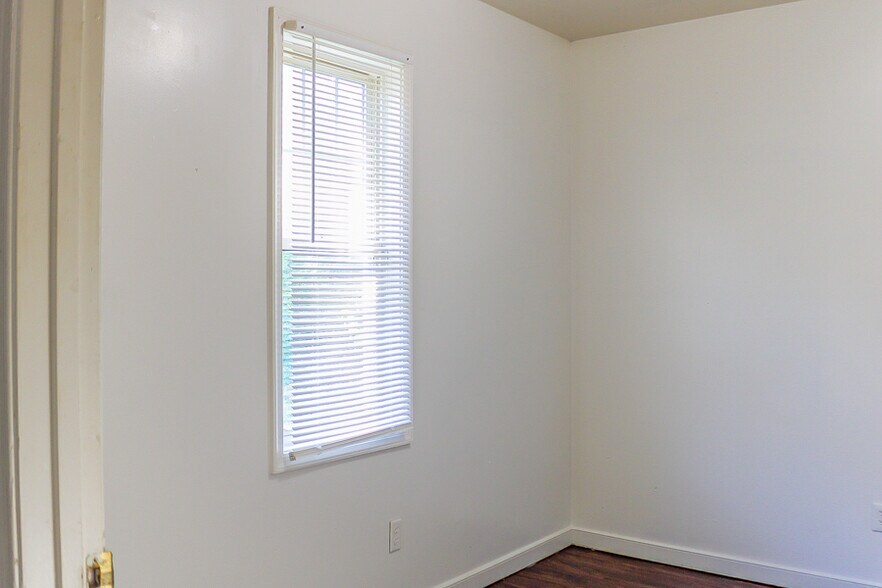 Building Photo - 835 Gladstone St