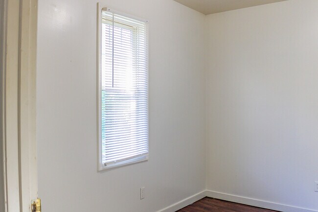 Building Photo - 835 Gladstone St