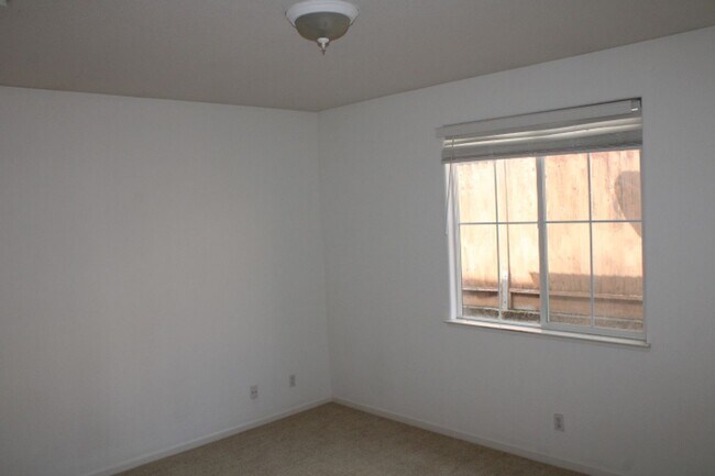 Building Photo - 524 Rosewood Ln