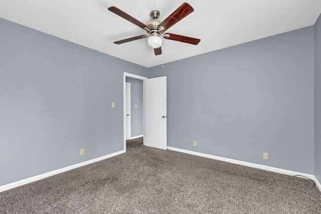 Building Photo - 171 W Regent Dr