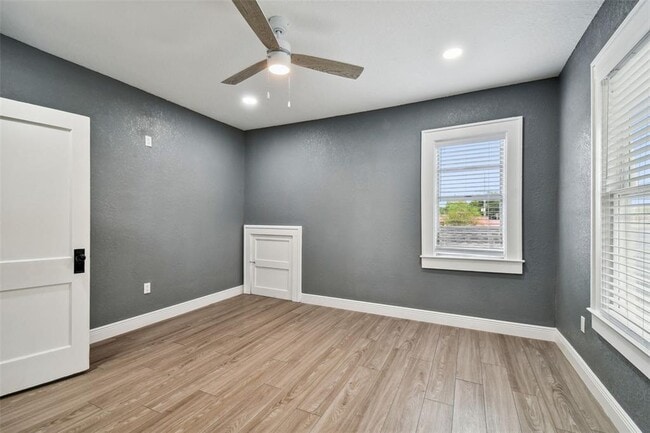 Building Photo - 6810 N Navin Ave