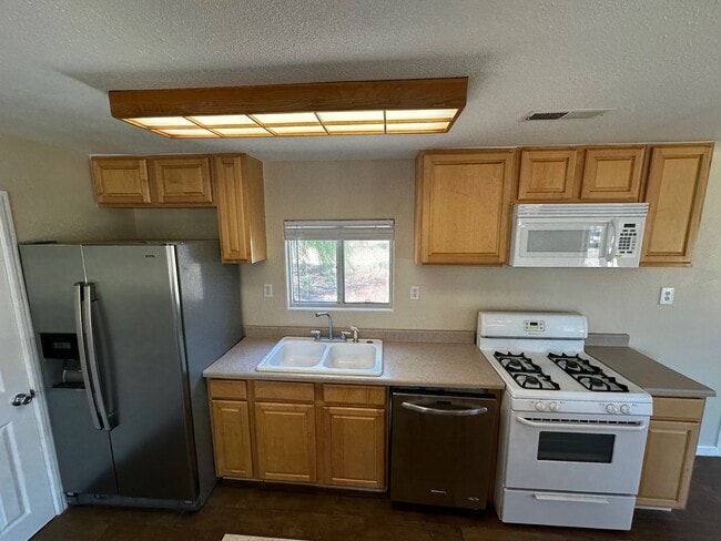 Building Photo - Cherry Valley 1