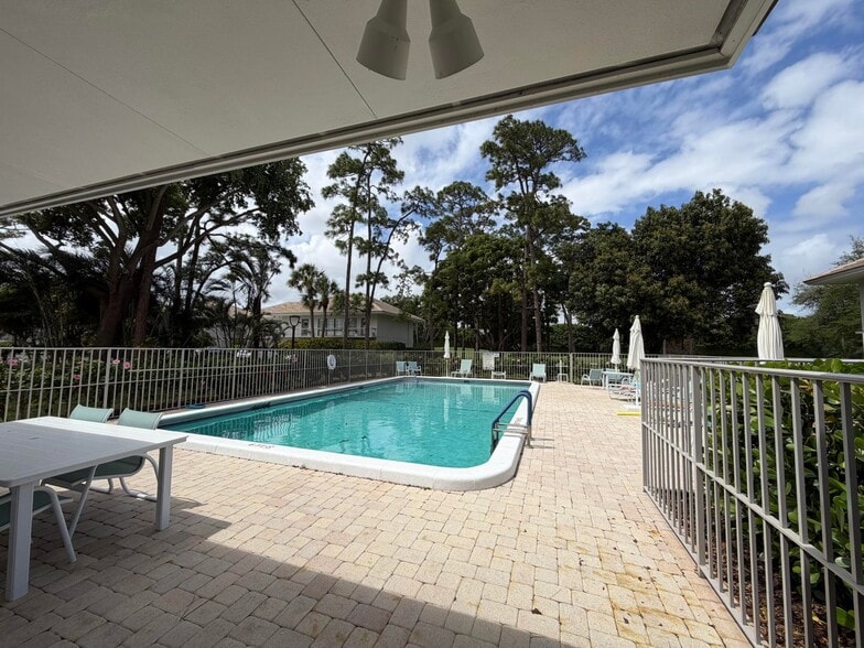 Building Photo - 4249 Quail Ridge Dr N